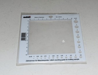 Okvir za probni vzorček z merilcem debeline pletilk